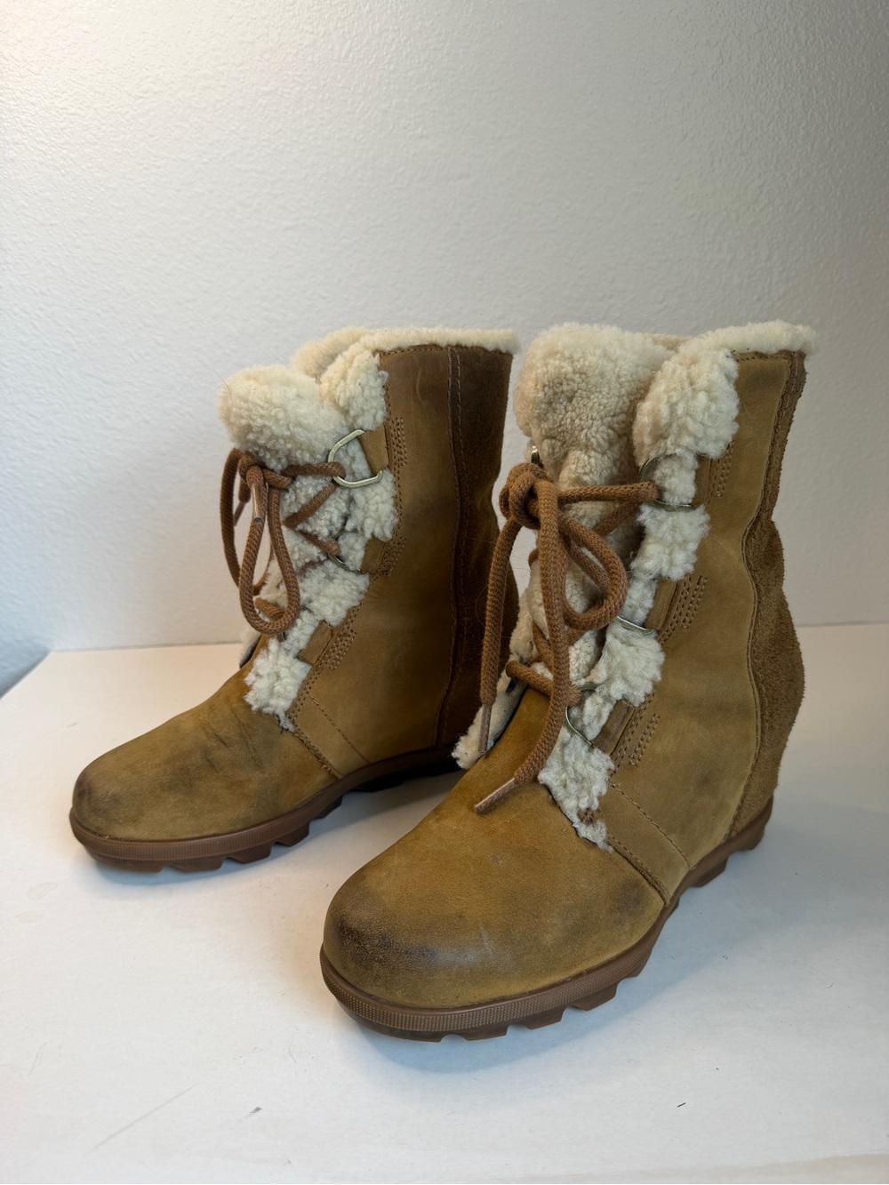 Sorel Joan of Arctic II Tan Faux Sherling lined Wedge lace up boots size 8